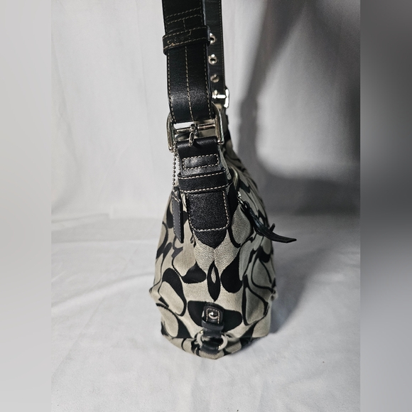 Coach Signature Canvas Duffle - Picture 6 of 10